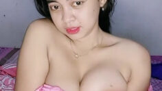 Pratiwi Pamer Memek