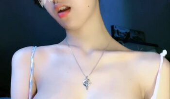 HILDA STEV Pamer Susu Montox