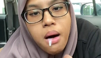 RINA Pegawai Honorer Nyotong Di Parkiran Kantor