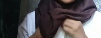 ITA Hijab Pakai Seragam Skolah Ngocok