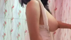 DEWIK Toples Di Kamar Mandi