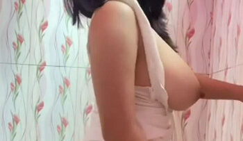 DEWIK Toples Di Kamar Mandi