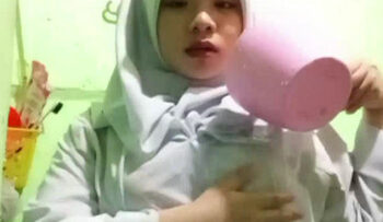 PELAJAR Hijab Horny Di Kamar mandi.jpg