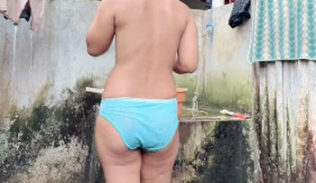 HRSTY Live Mandi Semi Outdoor Sambil Ngocok.jpg