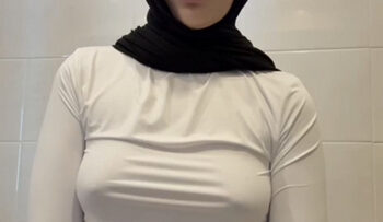 AMBAR Hijab Doyan Ngocok.jpg