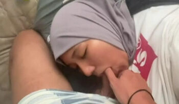 HIJAB Ngokop Kontol Dari Bawah.jpg