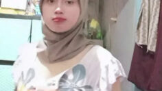 NISYA Hijab Totalitas Bogel Ngocok.jpg